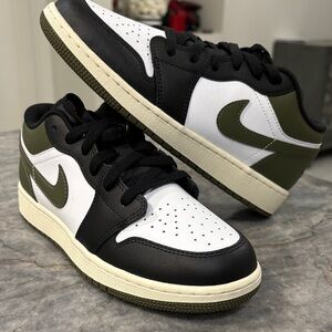 Jordan boys Sneakers Black White Olive
